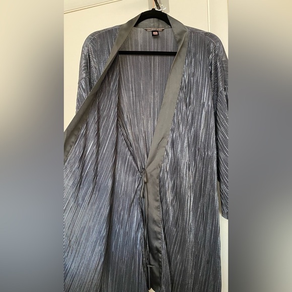 Victoria’s Secret Shimmery Pewter Color Robe Size XS - Picture 7 of 7